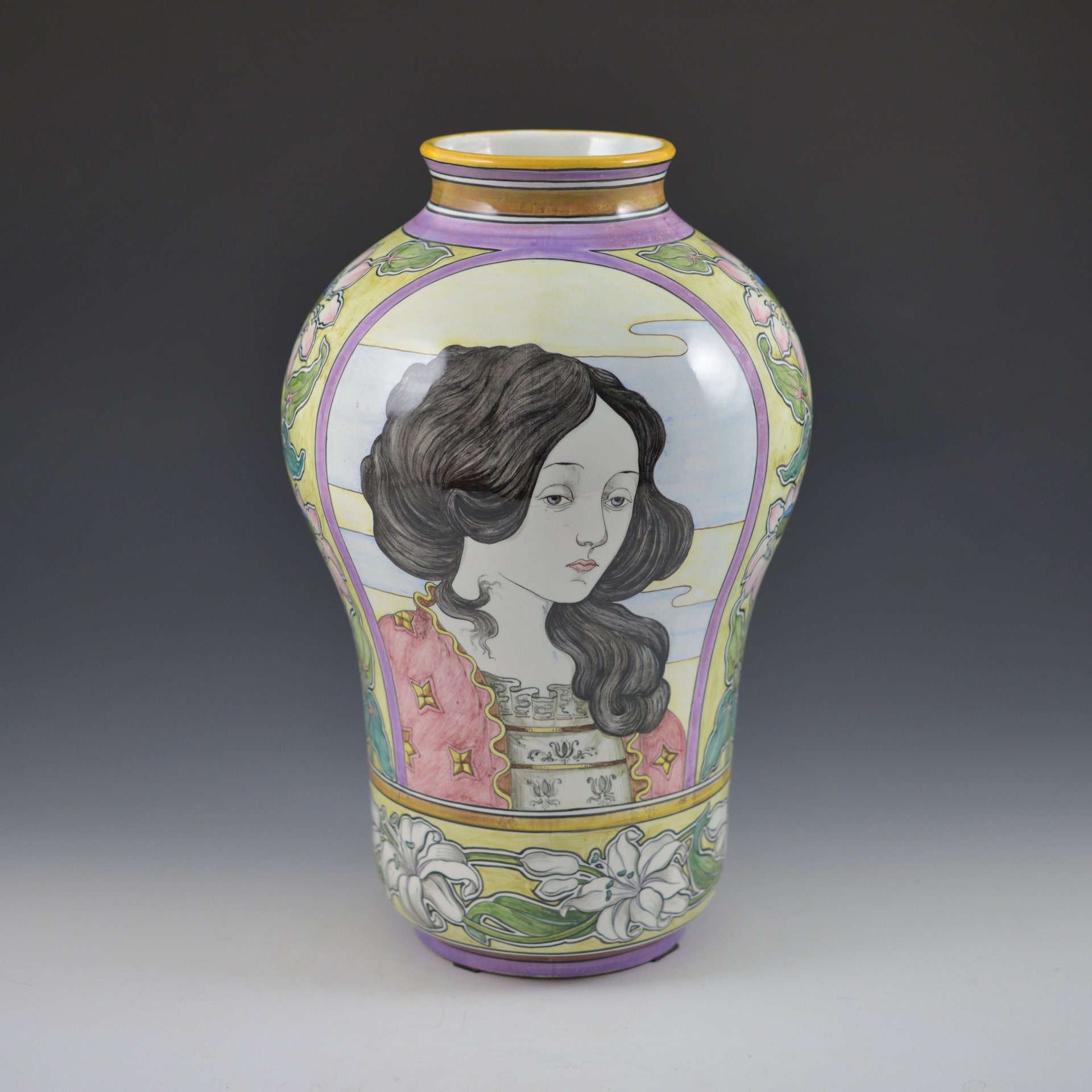 Vase mit weiblicher Figur, Landschaft und Blumendekor